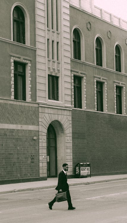 Fotobanka s bezplatnými fotkami na tému budovy, chôdza, čiernobiely
