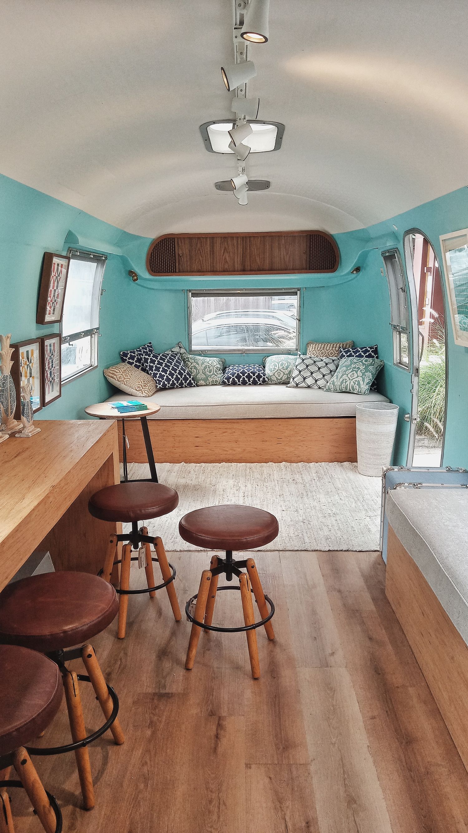 Intérieur clair et élégant d'un espace mobile pour artiste