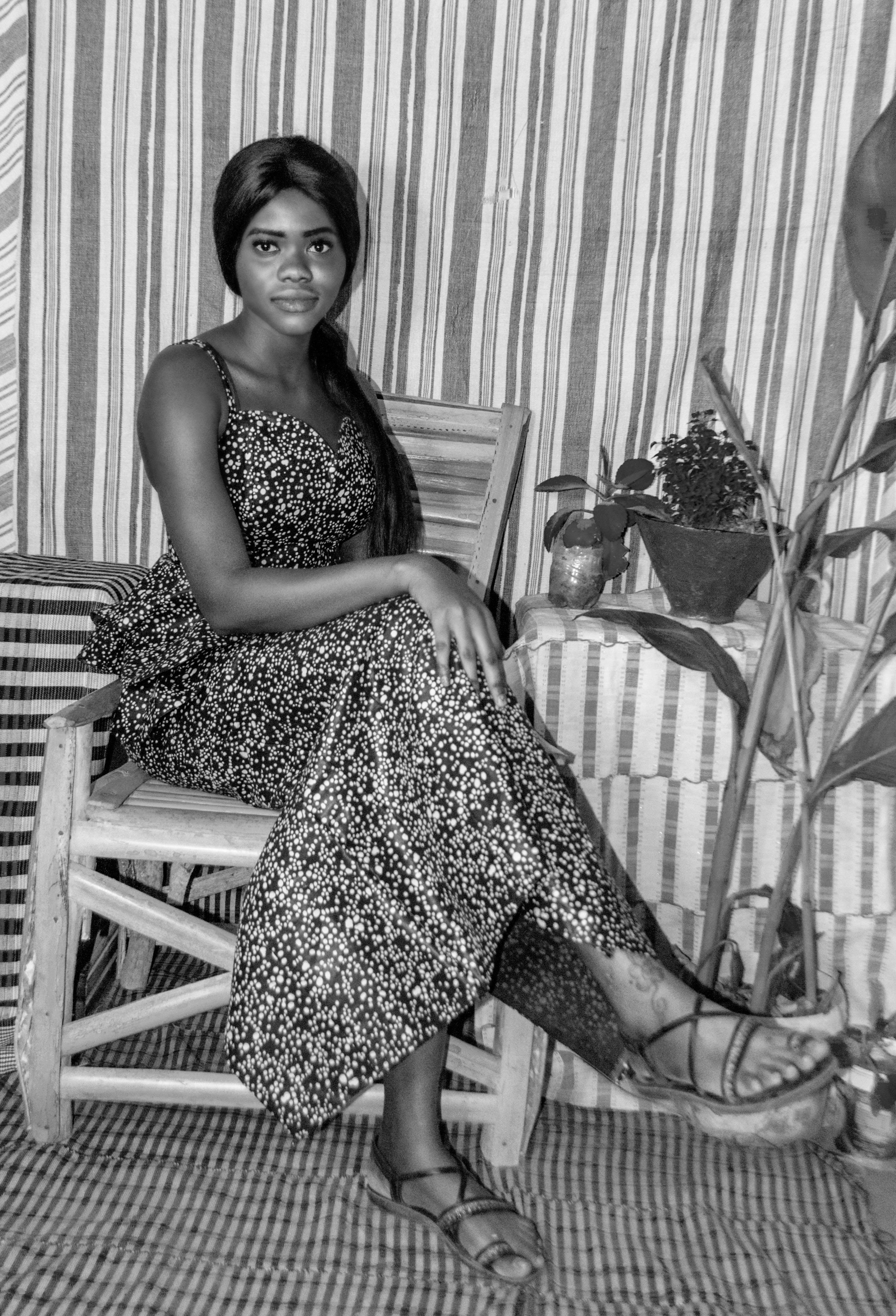 多人围坐在会议桌前讨论电子合同内容