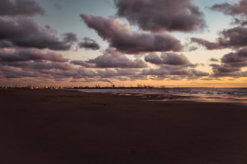 Foto profissional grátis de alvorecer, beira-mar, cair da noite