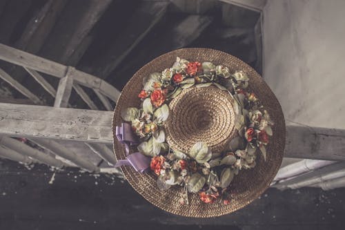 Foto profissional grátis de chapéu de palha, de flores, fechar-se