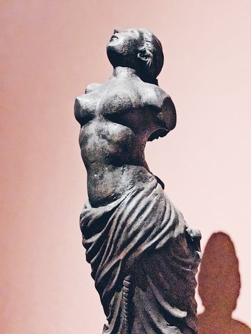 Estatua De Hormigón De Mujer Sin Brazos En Topless