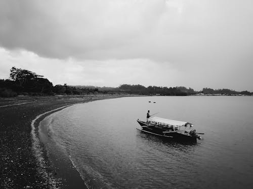 Ücretsiz Row Boat'un Gri Tonlamalı Fotoğrafı Stok Fotoğraflar