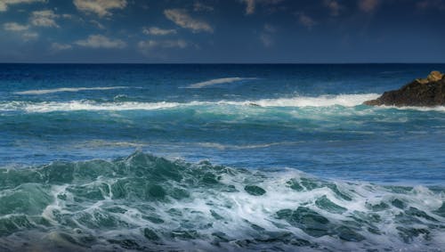 Безкоштовне стокове фото на тему «блакитне небо, море, океанські хвилі»
