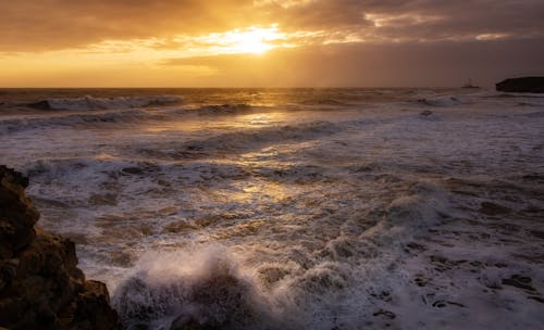 日出, 日落, 波浪撞擊 的 免費圖庫相片