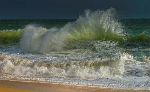 Бесплатное стоковое фото с всплеск, море, океанские волны
