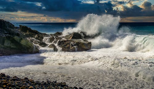 Foto profissional grátis de borrifar, espuma do mar, mar