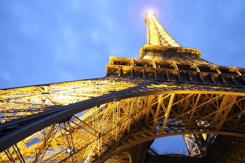 Sudut Rendah Menara Eiffel Paris
