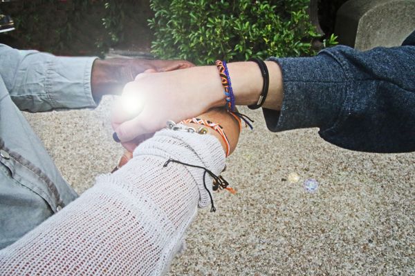 free polyamory dating apps – three people connecting together