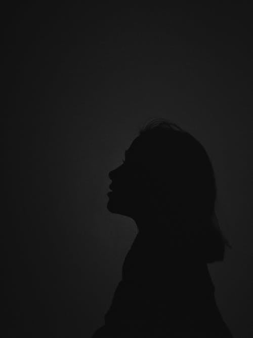 Kostnadsfri bild av kvinna, mörk bakgrund, person