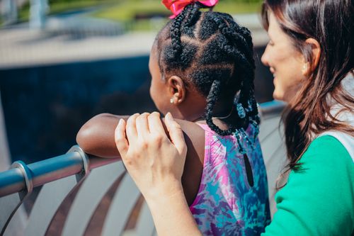 Free A heartwarming moment between a mother and daughter enjoying time outdoors. Stock Photo