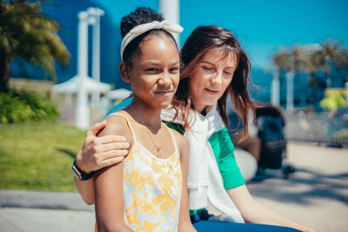 Free A joyful moment of mother and daughter bonding in a sunny park setting. Stock Photo