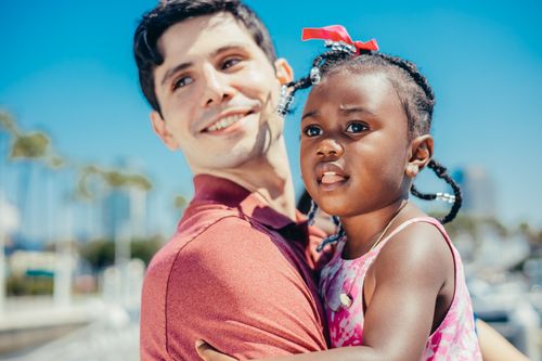 Free A father and daughter enjoy a warm outdoor day, symbolizing family love and togetherness. Stock Photo