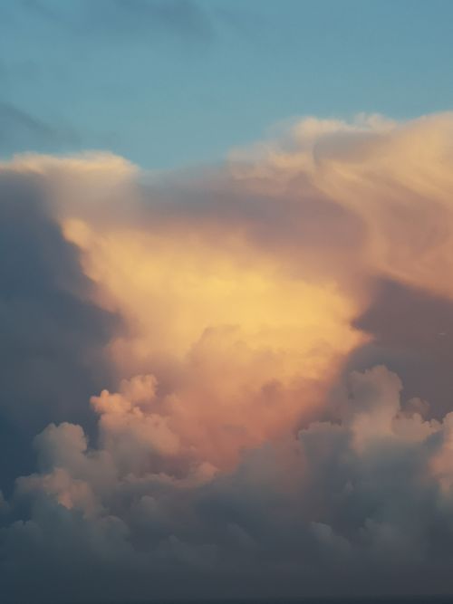 Free A stunning cloudscape with pastel hues illuminated by the setting sun. Perfect for atmospheric themes. Stock Photo