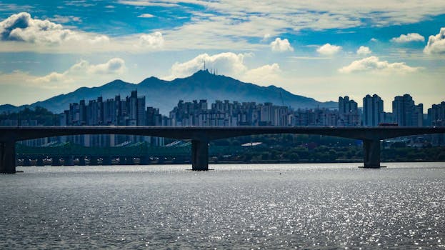 城市天际线令人惊叹，背景是水上桥梁和山脉