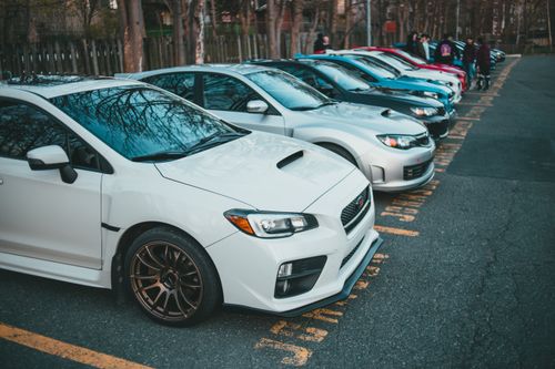 Free Vibrant lineup of parked cars in an outdoor lot, showcasing various models and colors. Stock Photo