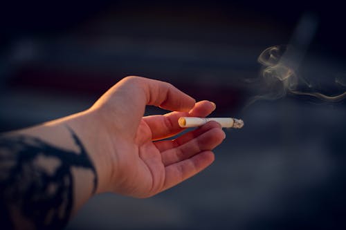 Fotografia In Primo Piano Di Una Persona In Possesso Di Sigaretta