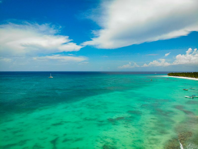 Laguna berwarna biru kehijauan