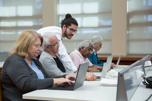 Foto d'estoc gratuïta de ancians, aprenent, assistència tècnica