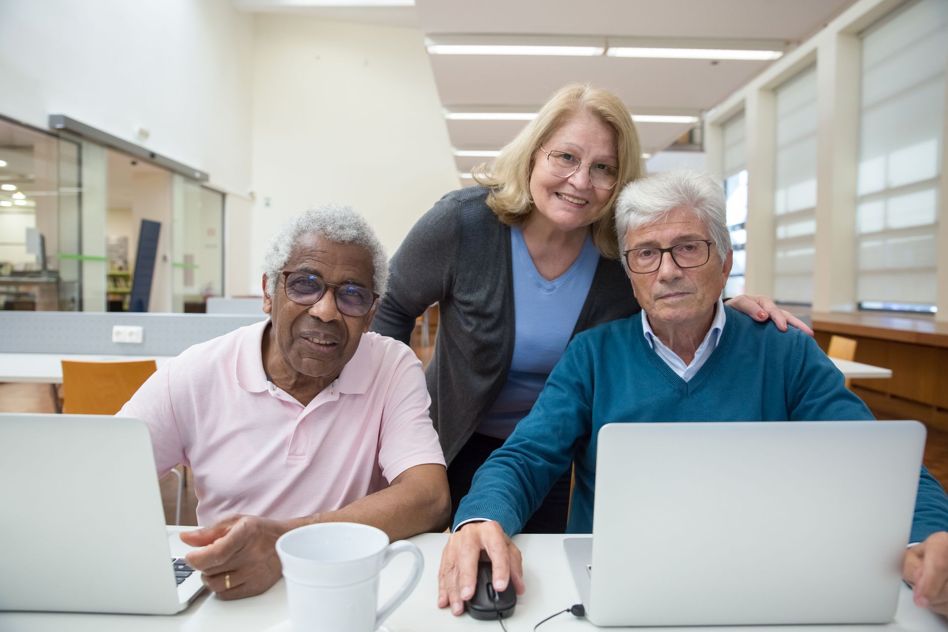 Volwassenen leren samen in een cursus omgeving