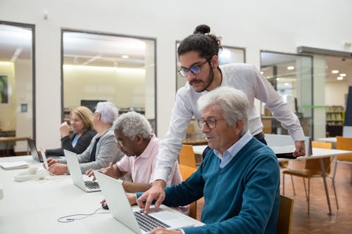 Foto d'estoc gratuïta de ancians, aprenent, assistència tècnica