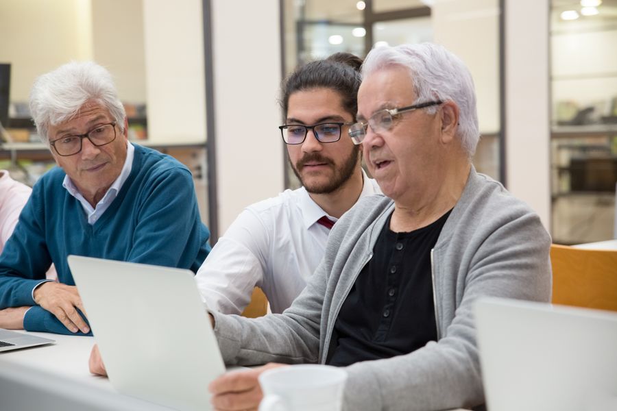 Salle de formation en présentiel prête à accueillir des seniors