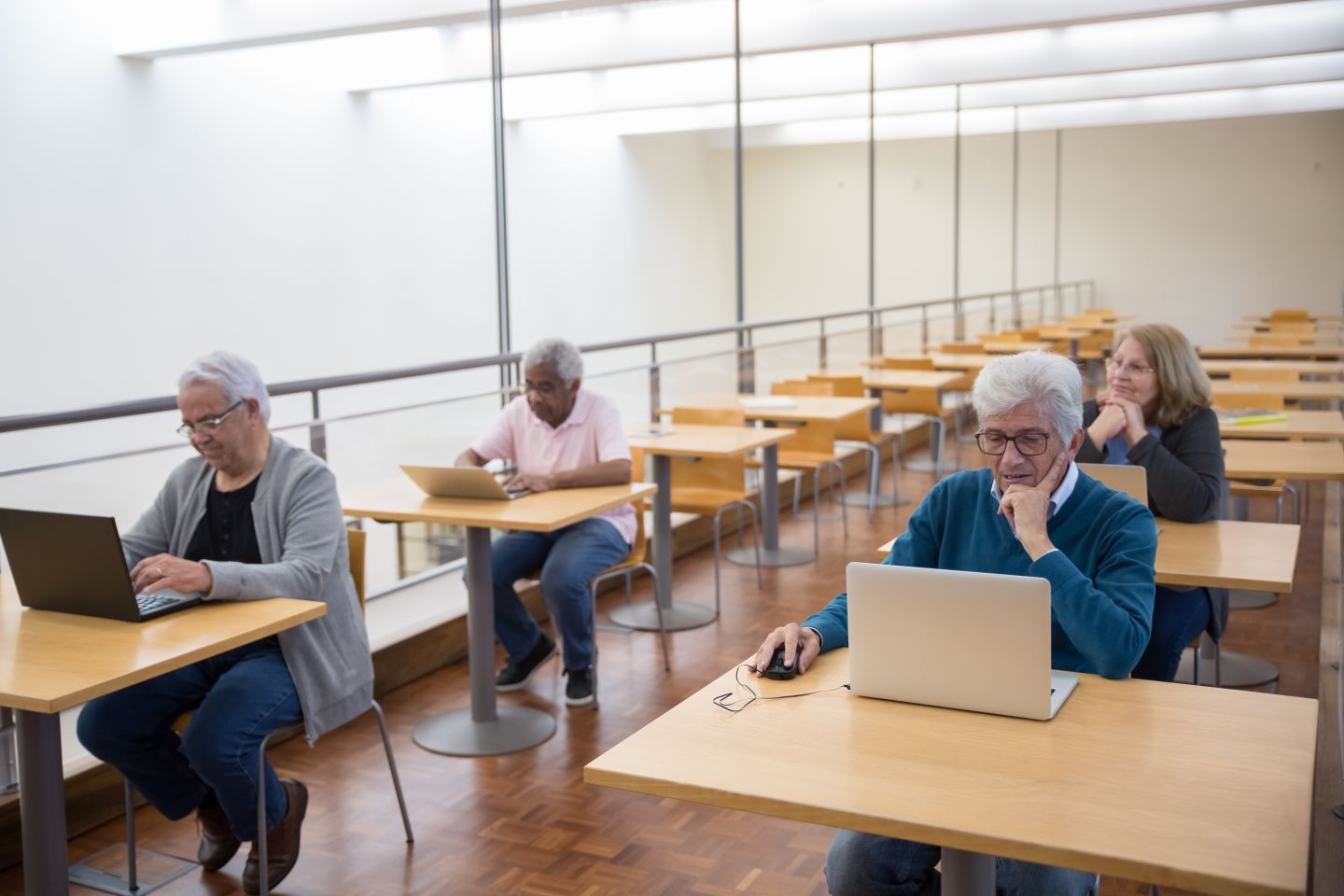 Adultos usando laptops