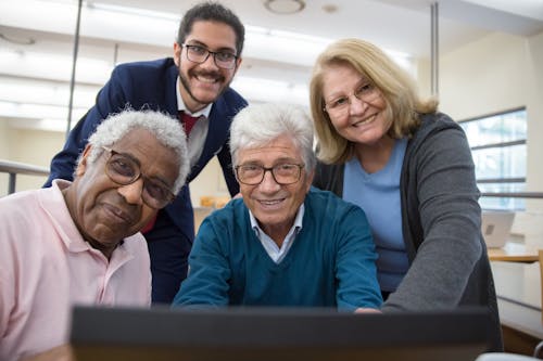 Kostnadsfri bild av äldre, glasögon, grupp