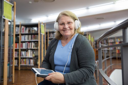 Gratis stockfoto met bibliotheek, binnenshuis, boeken