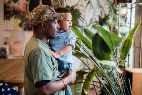 Безкоштовне стокове фото на тему «афроамериканський чоловік, батько, дитина»