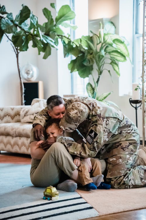Foto profissional grátis de abraçando, camuflagem, casal