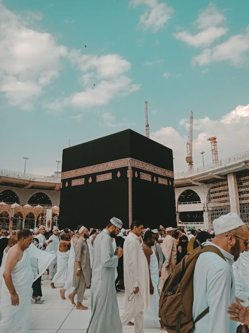 Jamaah melakukan tawaf di Masjidil Haram saat umrah