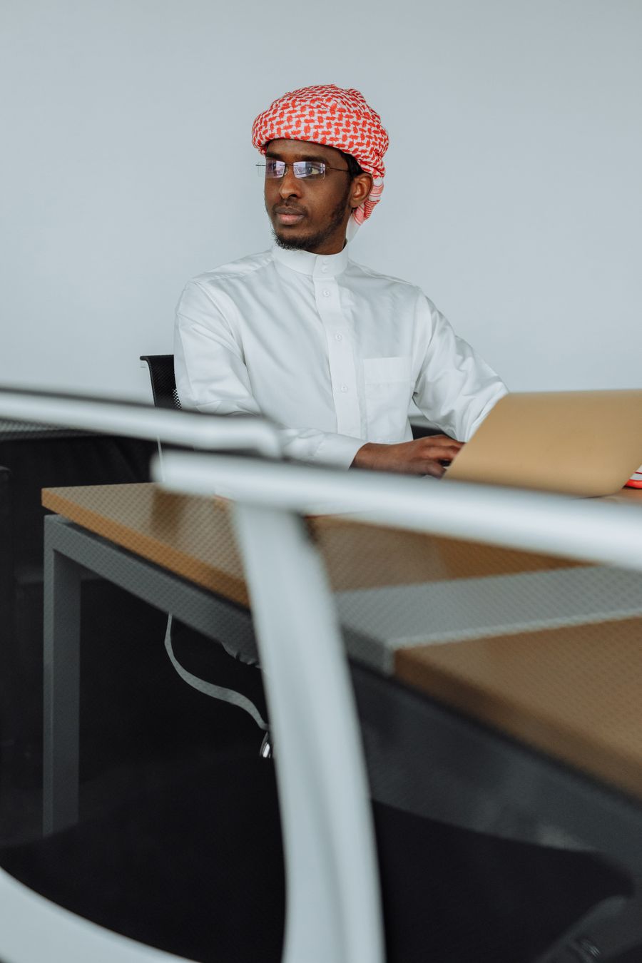 مستشار أعمال سعودي محترف