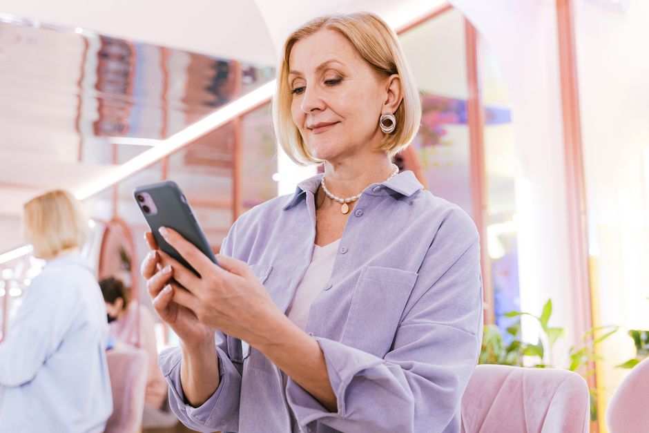 Femme souriante utilisant son smartphone