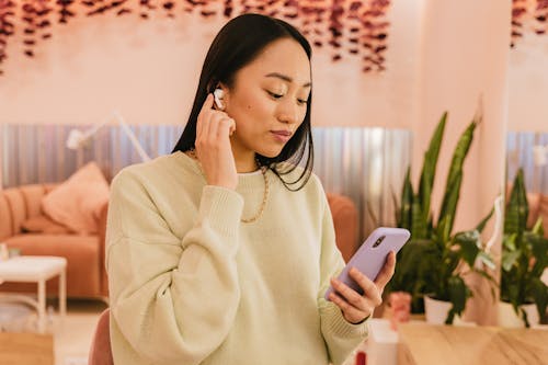 Ilmainen kuvapankkikuva tunnisteilla aasialainen nainen, älypuhelin, kuunnella musiikkia Kuvapankkikuva