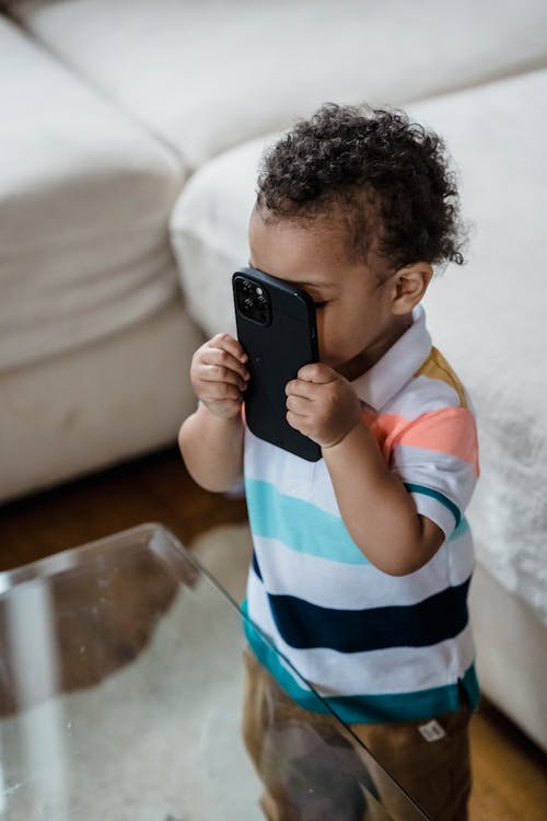 Free Child Holding a Smartphone Stock Photo