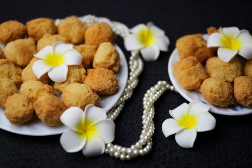 Foto profissional grátis de alimento, cordão de pérola, croquetes - bolinhos salgados