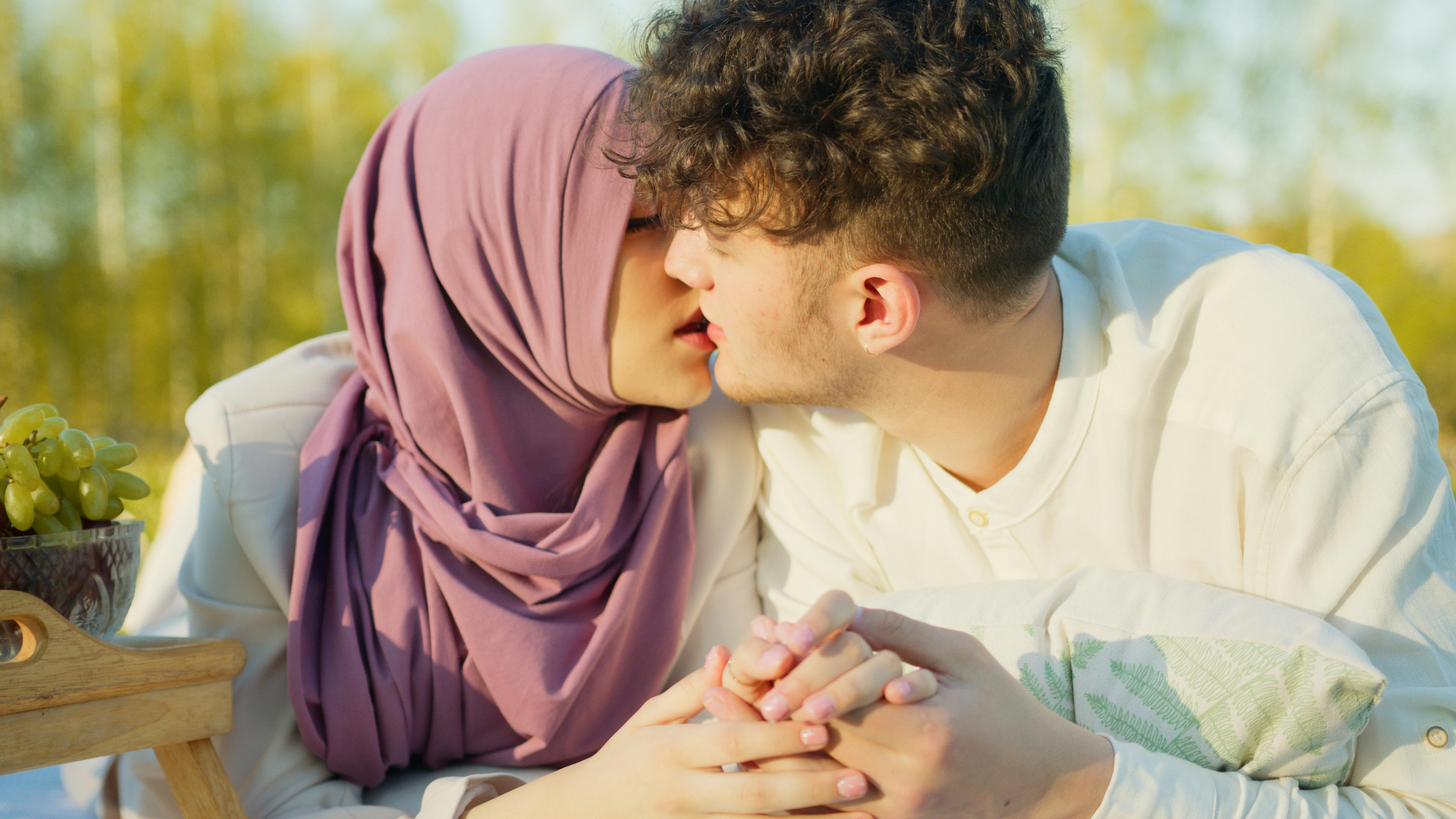 Hijabi kiss