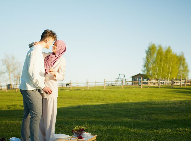 Online dating: starting a conversation on a niche platform