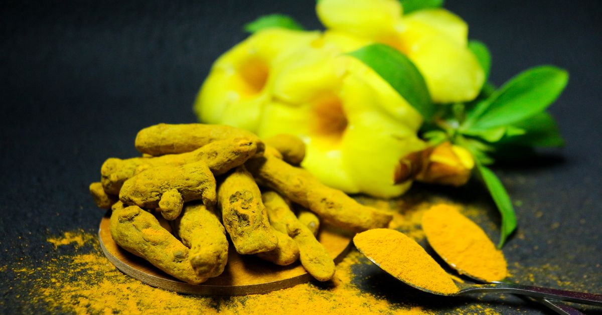 Turmeric root and powder for tea