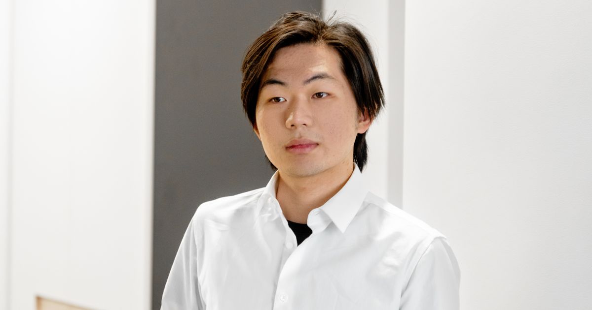 서류를 든 채 서 있는 직장인