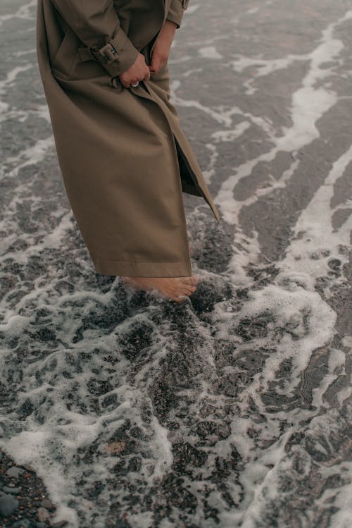 Foto profissional grátis de à beira-mar, de pé, mar