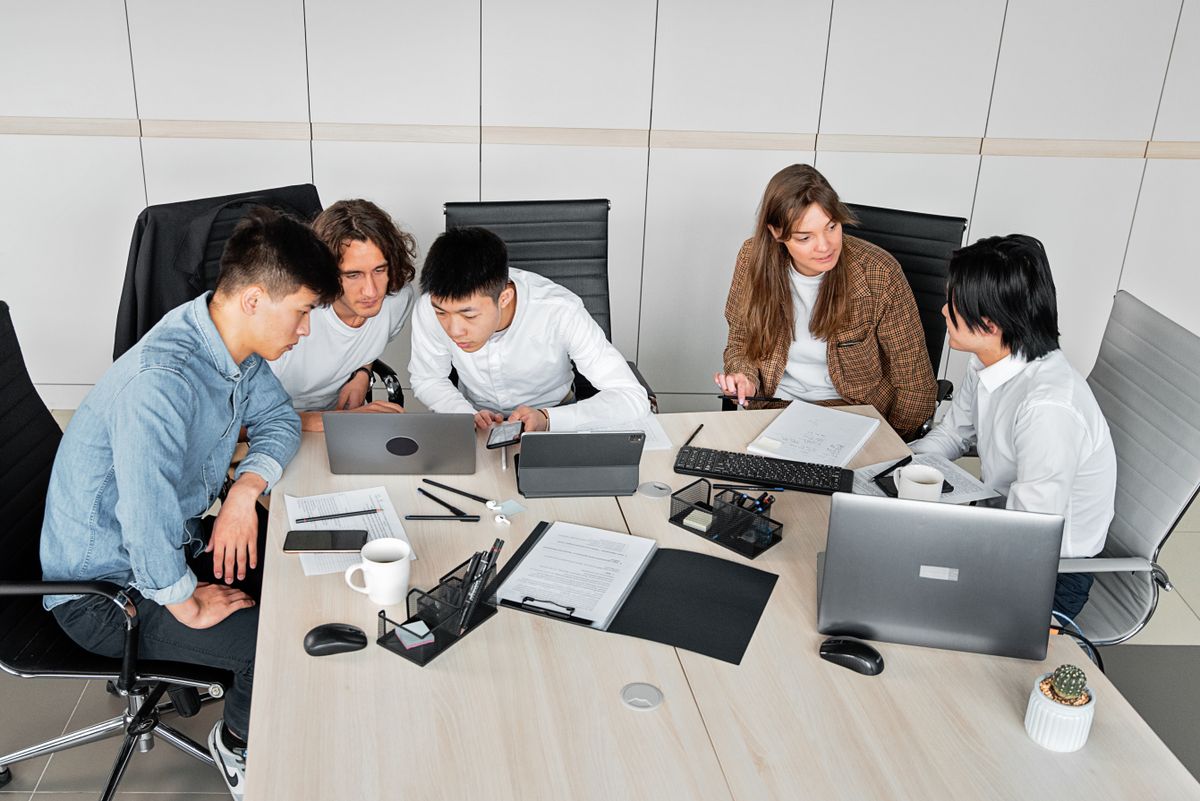 Symbolbild: Zusammenarbeit und Kundengespräch im Büro