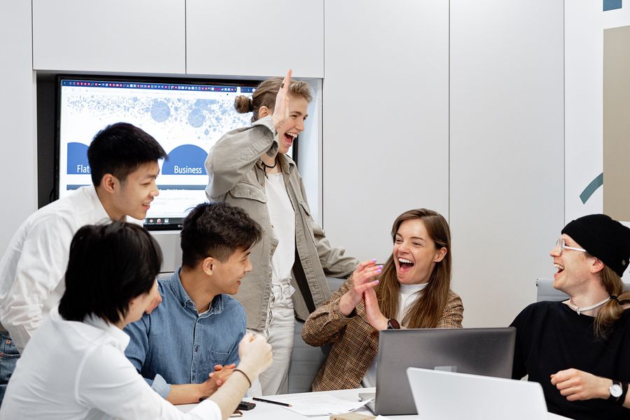 Gruppo di persone che conversa in un ambiente professionale