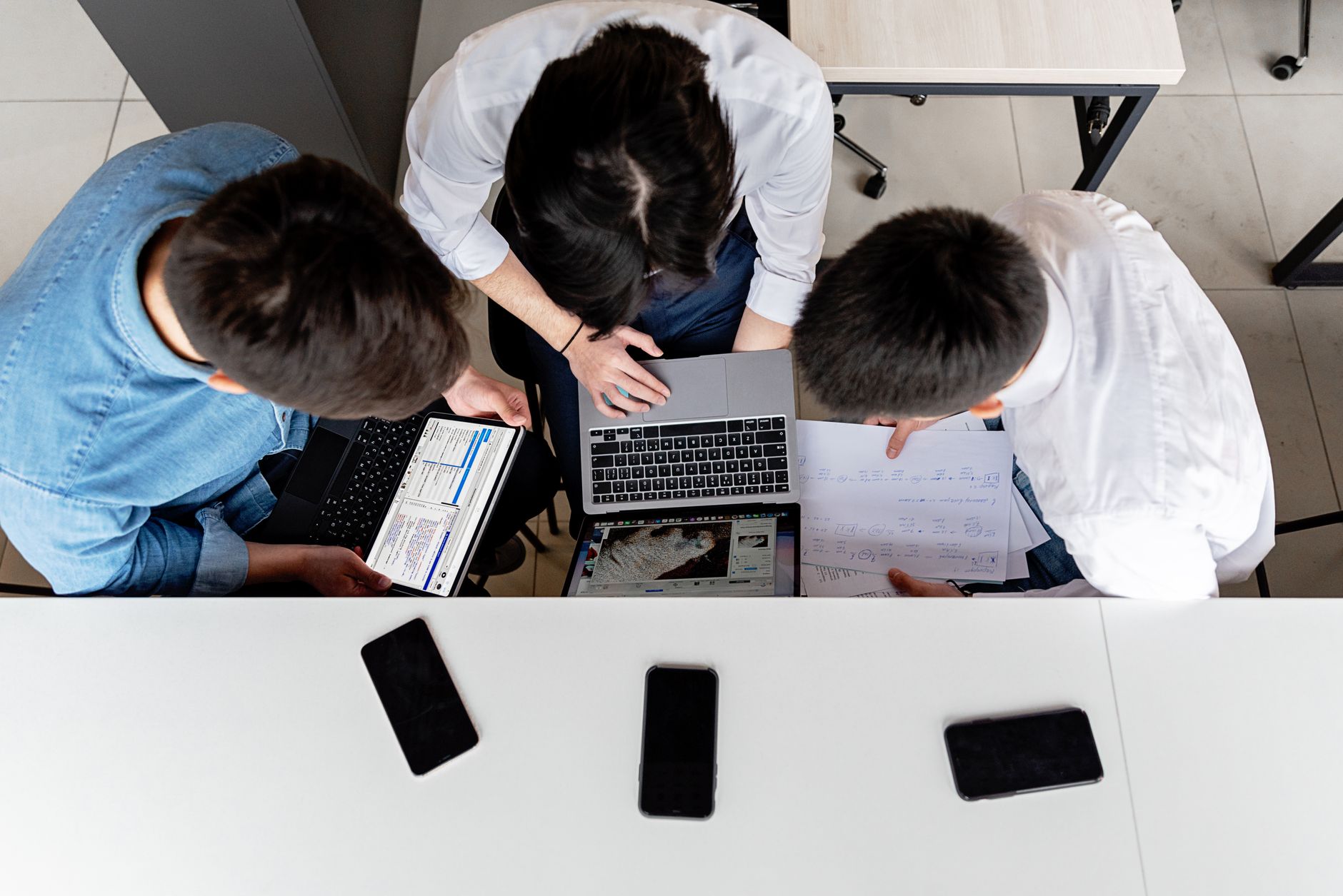 Equipo analizando la velocidad de carga y experiencia de usuario en un sitio web