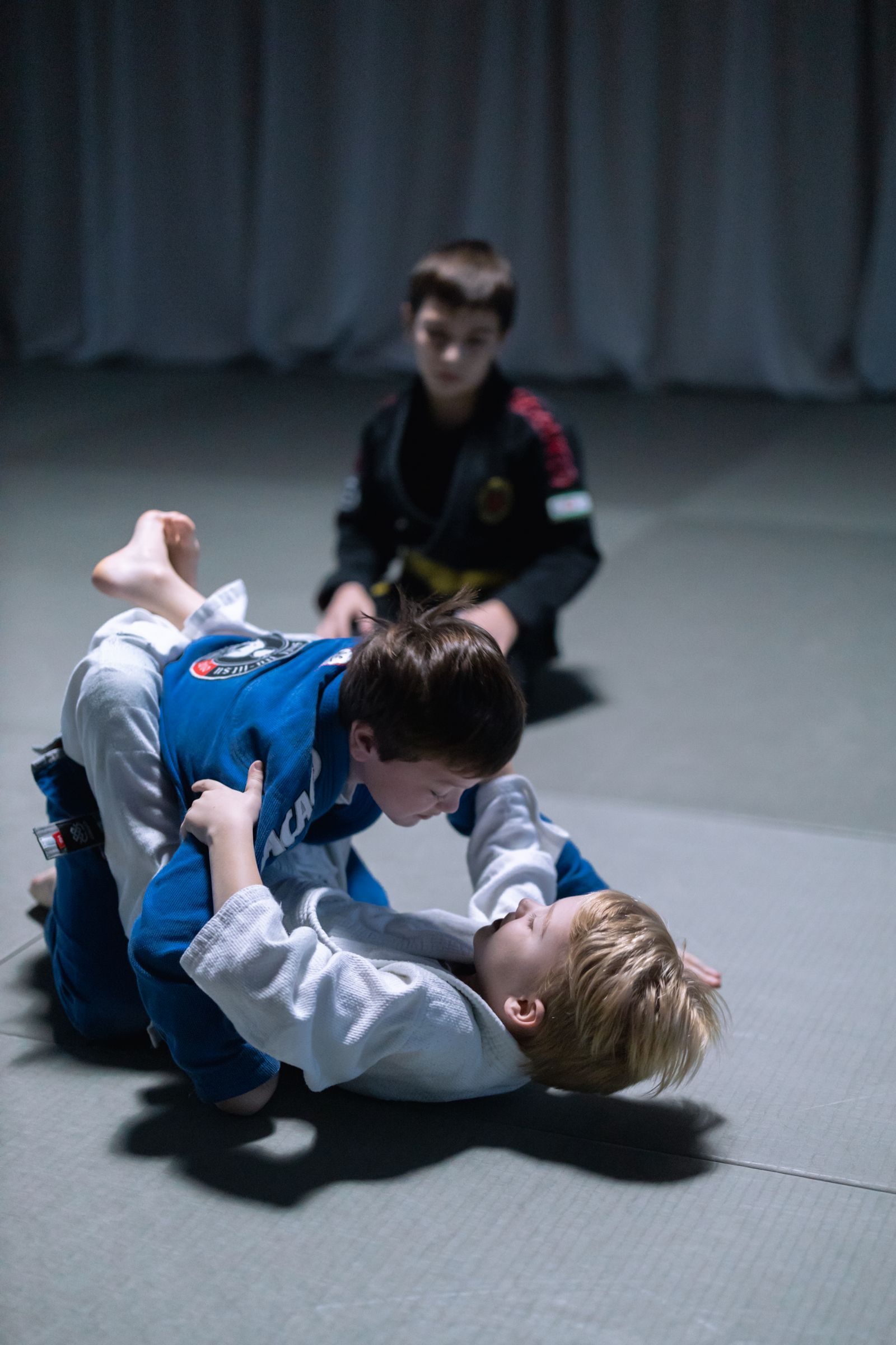 Brazilian jiu-jitsu sparring on a mat with knees active in grappling positions. Photo: Pexels.