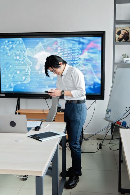 AI 真的會讓你更有效率嗎?2026 生產力「你以為賺到,其實被打斷」的三層真相 AI 真的會讓你更有效率嗎?2026 生產力「你以為賺到,其實被打斷」的三層真相