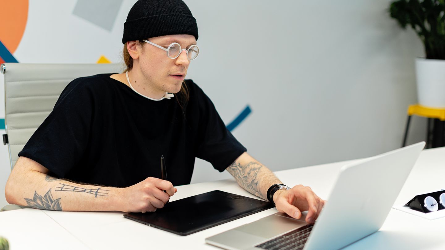IA et création en 2026 : comment les designers et rédacteurs intègrent ces outils dans leur travail