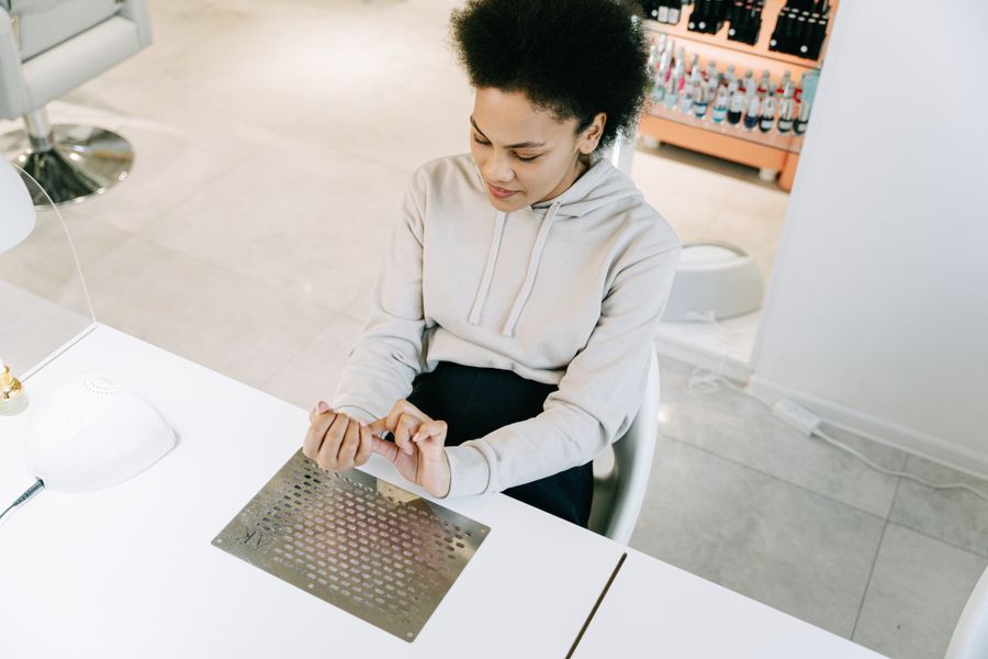 Préparation d’une manucure en salon