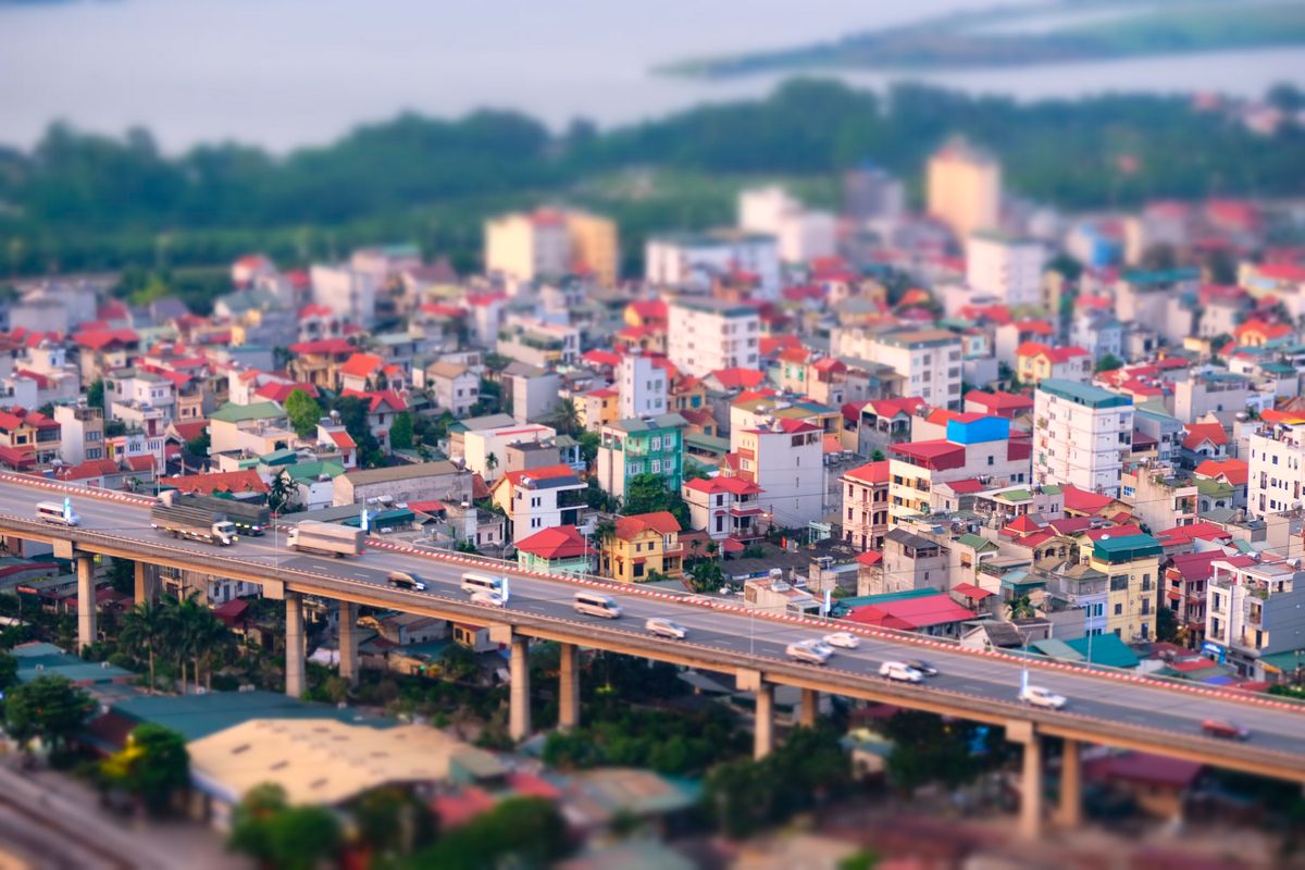 Boom City Çok Oyunculu Mod temasını yansıtan renkli bir şehir manzarası